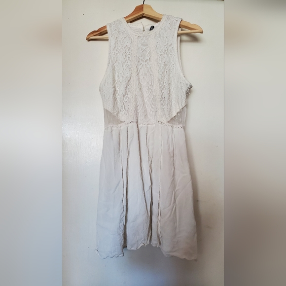 Cute Spring White Dress size 14 from H&M - Picture 2 of 6